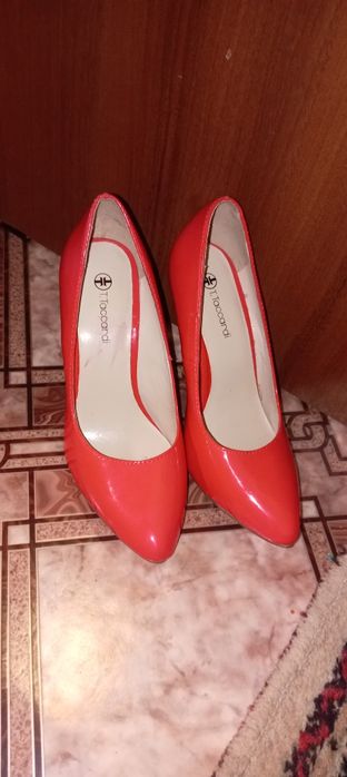 Женские туфли красные