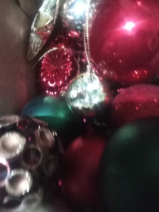 Играчки за елха и гирлянди