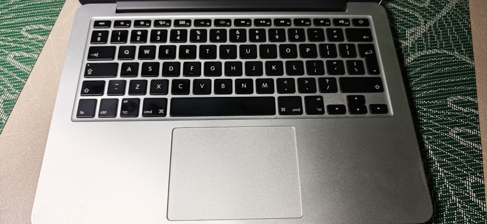 MacBook Pro 13" Retina Early 2015 – i5, 8 GB RAM, SSD 1 TB, baterie nouă (1 ciclu de încărcare)