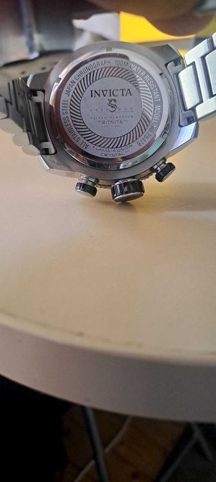 Продавам часовник Invicta