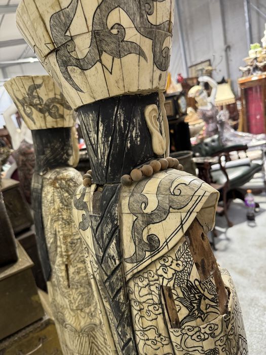 Doua statueta chinezesti din lemn, imbracate in os