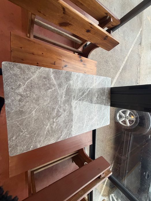 Дървена маса с пейки