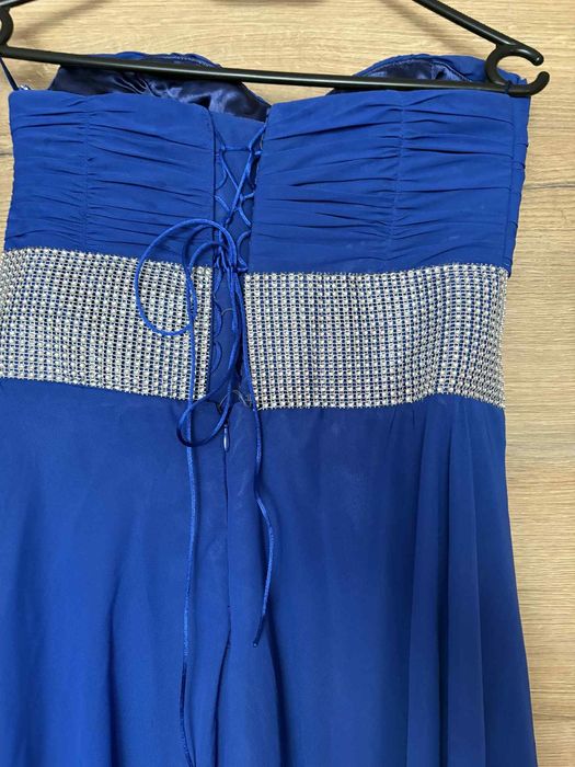 Официална рокля.