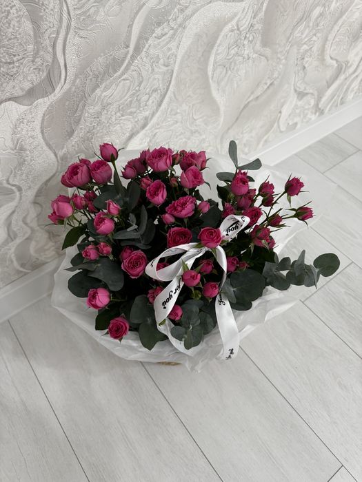 Розовые кустовые розы