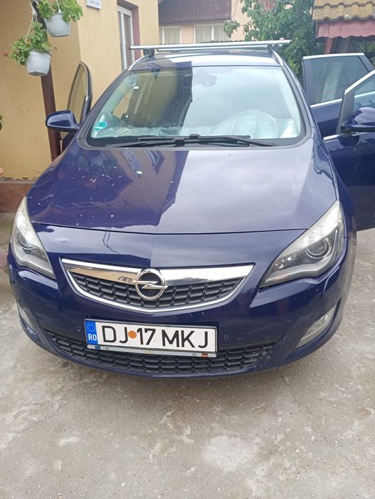 Vând opel astra j