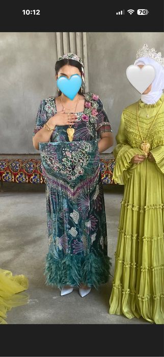 2 разных платья но одинаковых цветов