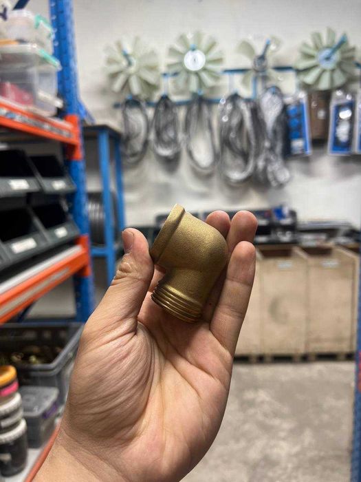 Желтый колено маленький