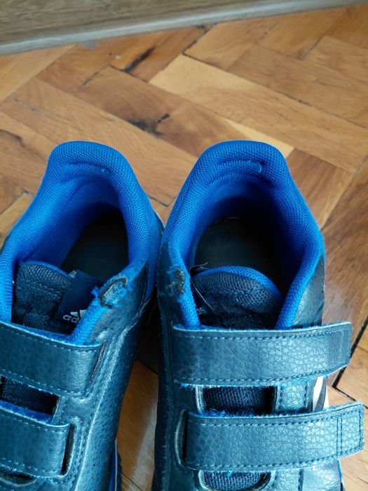 Подарявам маратонки Адидас
