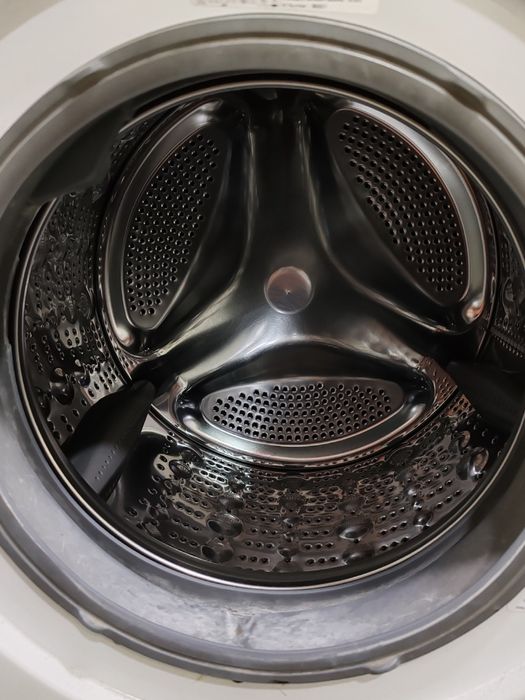 Стиральная машина LG. На 8 кг с сушкой, рабочая