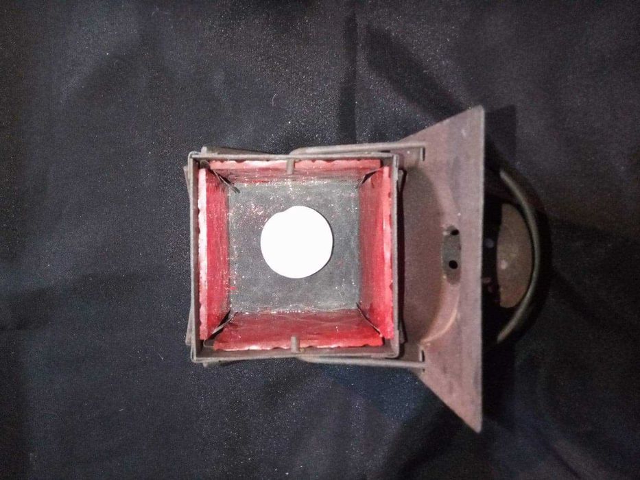 Lampa metal cu sticlă roșie