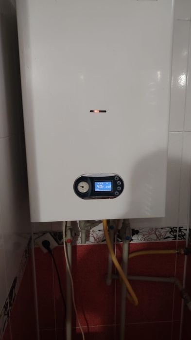 Рабочий настенный котел теплоросс