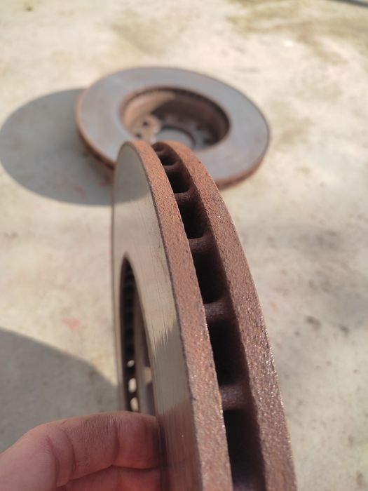 Продавам предни спирачни дискове свалени от Голф 5 2.0 tdi 140кс BKD