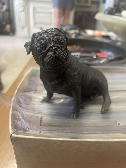 Бронзова миниатура куче мопс