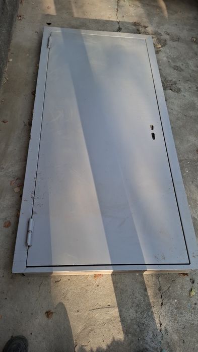 Металлическая железная дверь