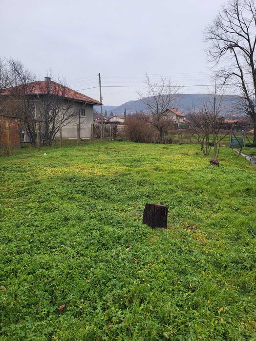 Продава къща с двор