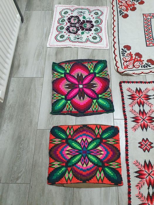 Fețe de masa și perne lucrate manual