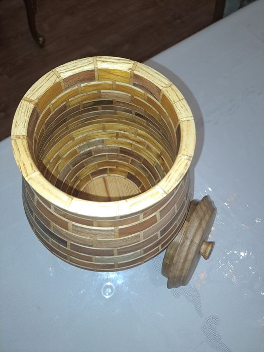 Продаются изделия из твёрдых пород дерева и принимаются на заказ дерев