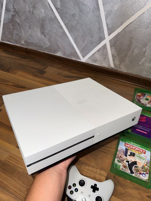 Vand Xbox one S 1Tb+ 3 jocuri