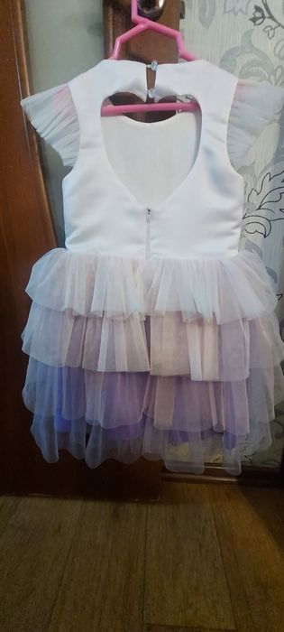 Продам нарядное платье на девочку