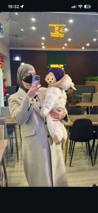 Длинное серое пальто