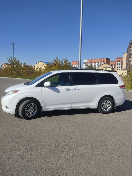 Тойота Сиенна XLE 2013