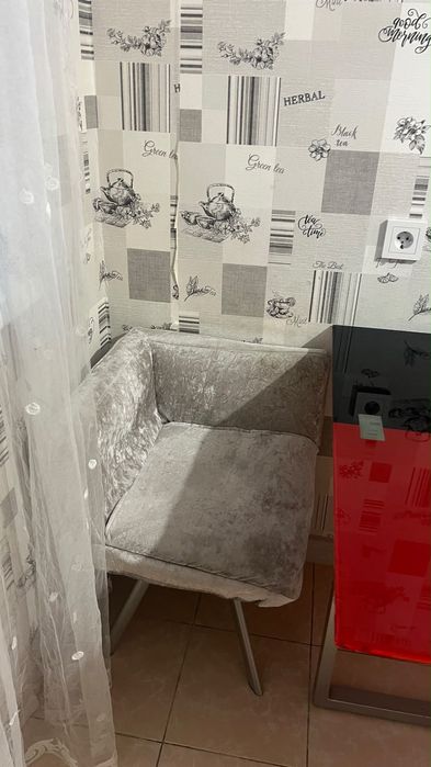 Продам стол с 2 стульями