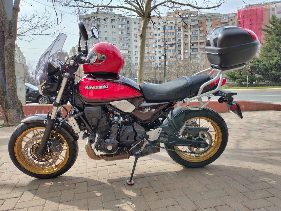 Kawasaki Z 650 RS set complet (side bags, casca, geaca moto) și multiple accesorii