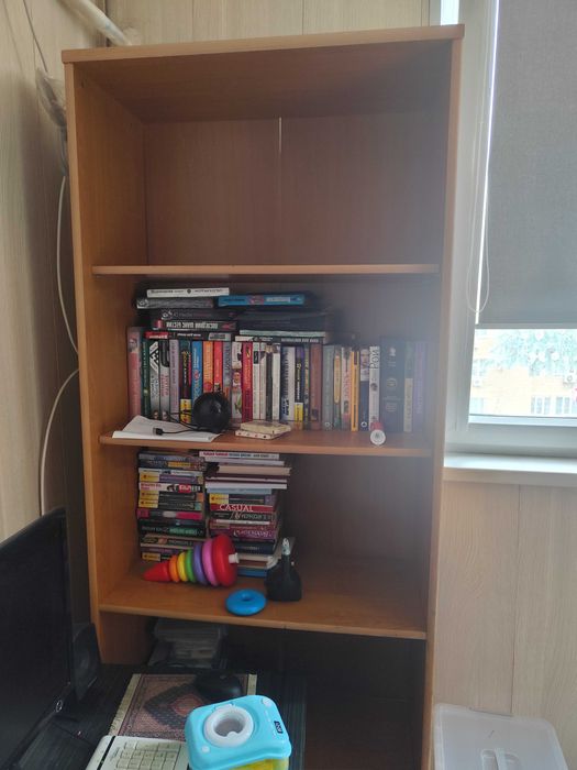 Шкаф с полками для книг