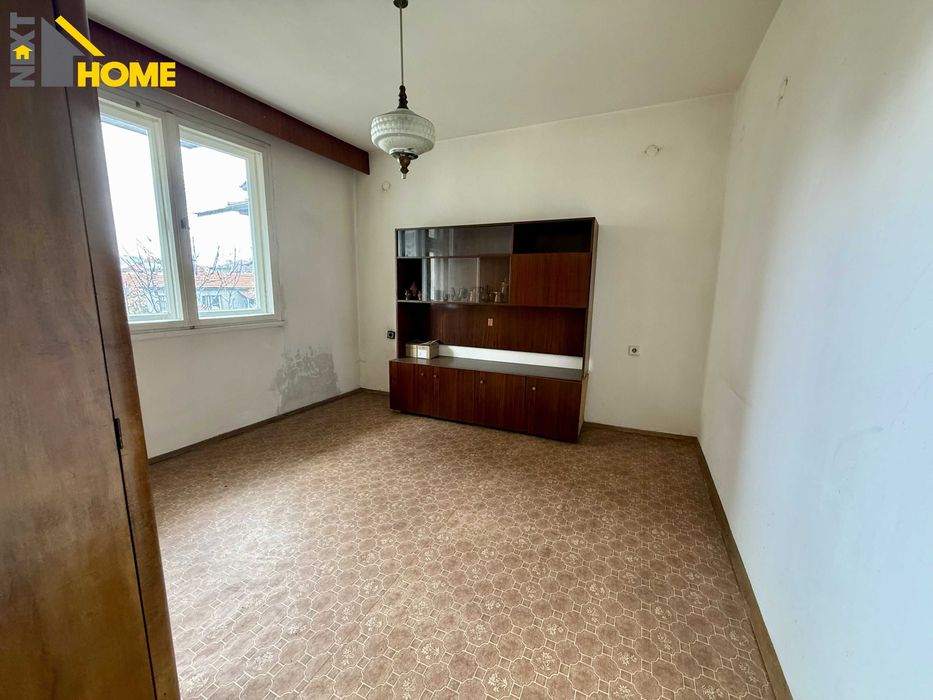 Просторен тристаен апартамент (етаж от къща) до стадиона