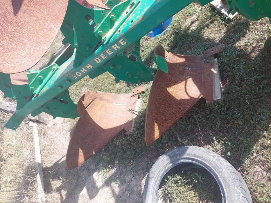 Plug reversibil trei brazde  John Deere