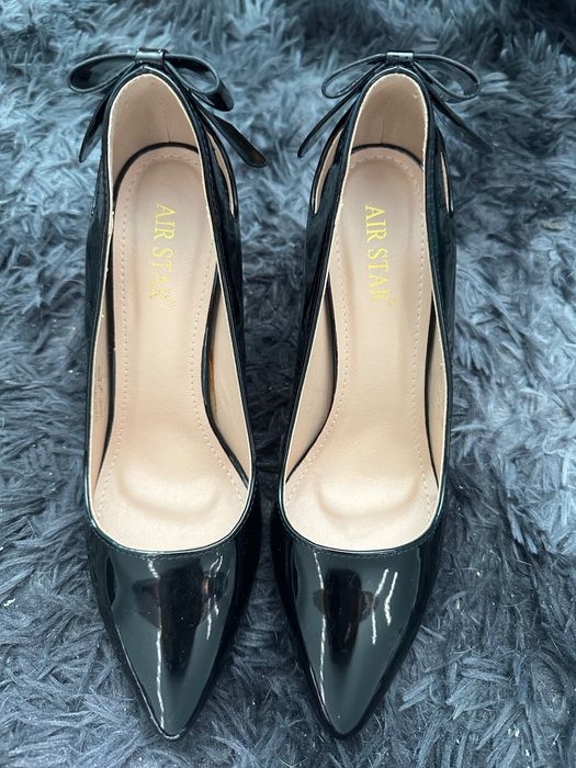 Черни токчета с панделка