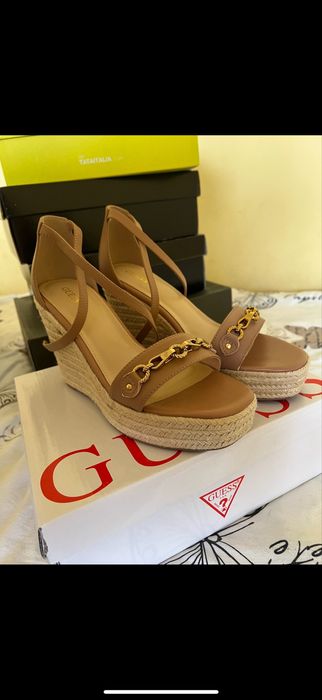 Сандали на платформа guess