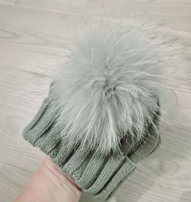 Caciulita fetite cu pompoane din blanita naturala