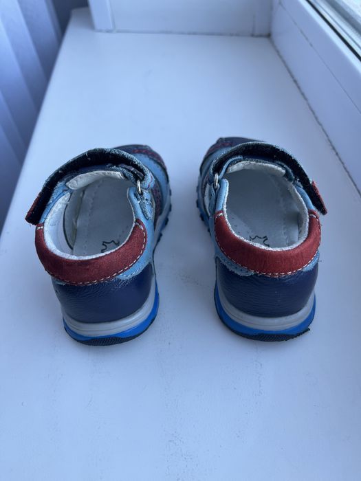 Продам детскую обувь