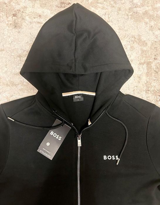 Vând compleu nou de bărbați Boss