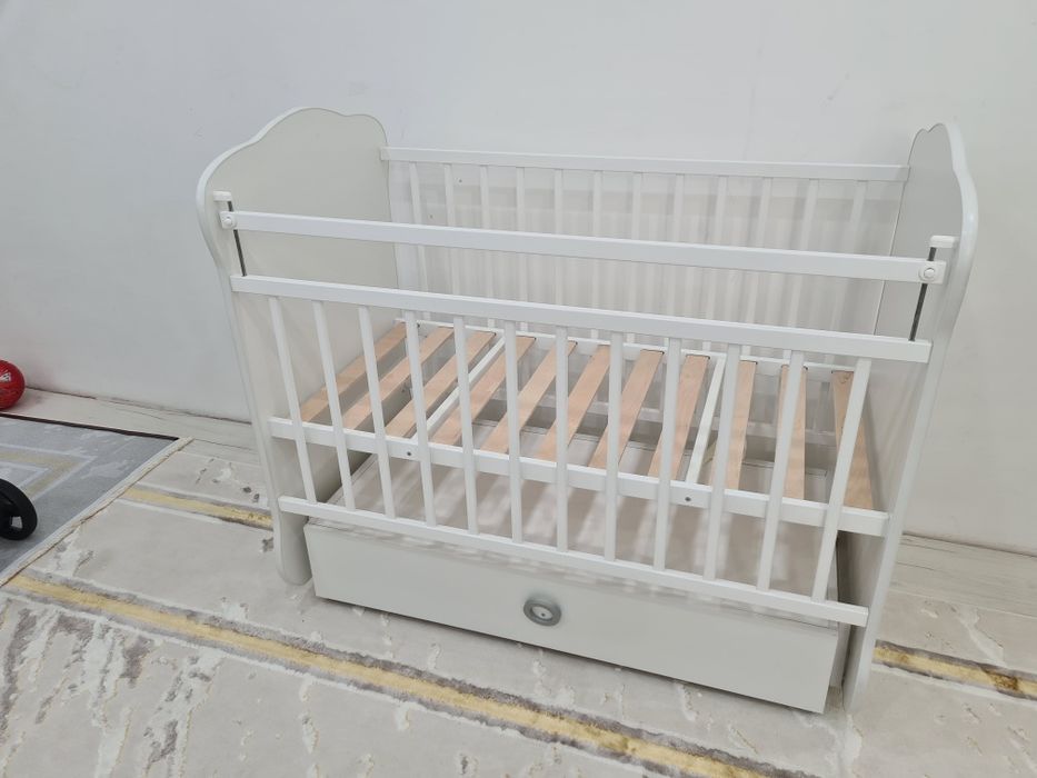 Продам новую детскую кроватку с маятником