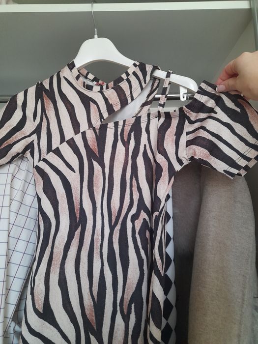 Рокля с принт къс ръкав интересна по тялото