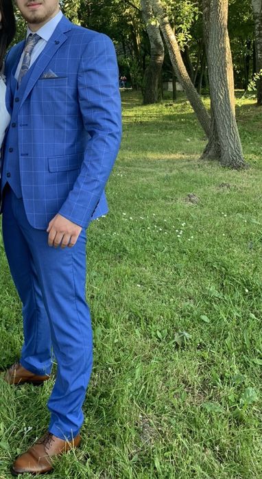Втален мъжки костюм цвят син.