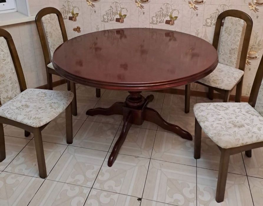 Продам круглый стол со стульями