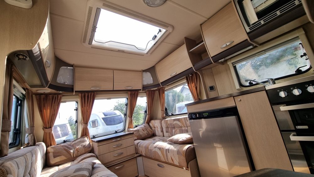 Rulota Swift Sterling Europa 550, An 2010, 2 zone, Pat matrimonial, Baie dus separat, off camping