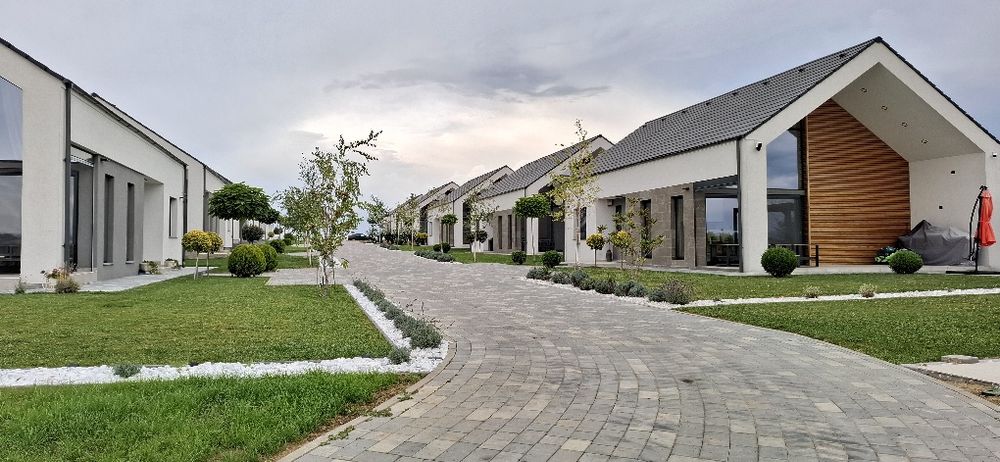 De vanzare casa cu piscina la lac Apa