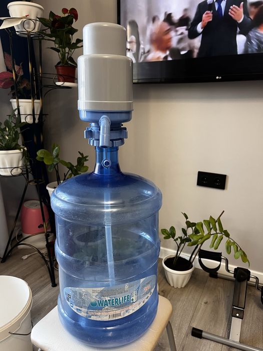 Бутыль с помпой для воды