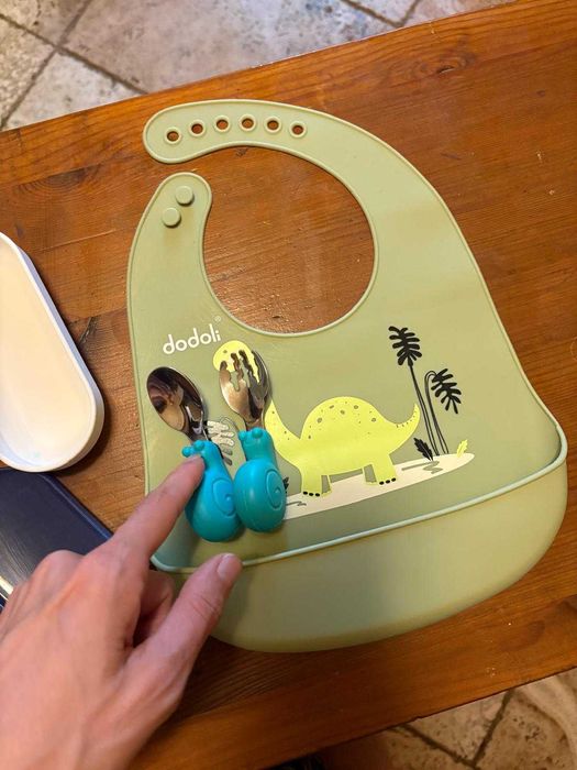 Set de hrănire Dodoli - bavețică și tacâmuri