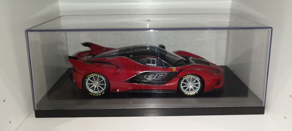 Ferrari FXX-K Bburago Signature 1:18 + Дисплей кейс
