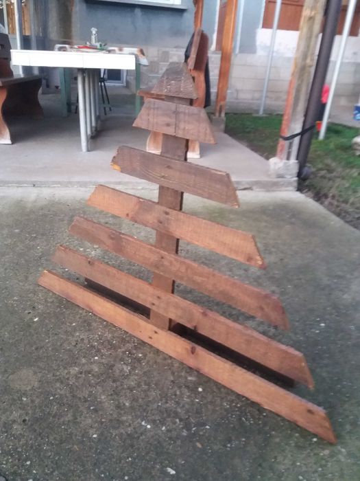 Продавам дървени елхи