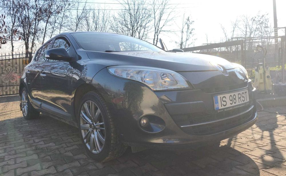 Renault Megane 3 Hatchback 2011 cu trapă, 1.5 dCi