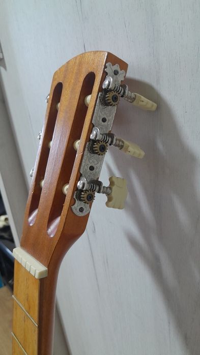 Классическая гитара для левшей