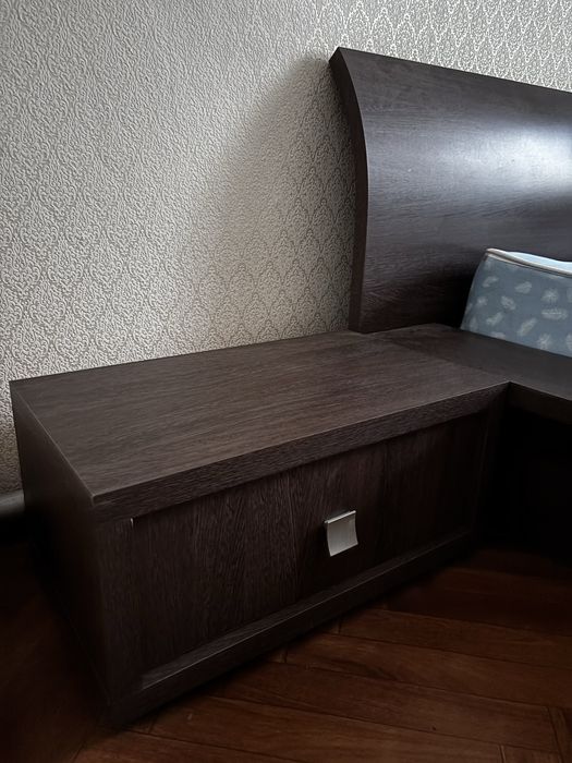 Продам кровать +2 тумбы