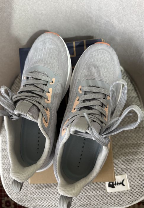 Кроссовки женские продам