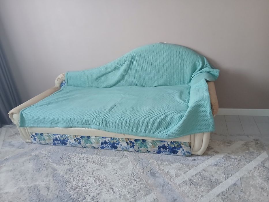 Диван сатылады срочно.